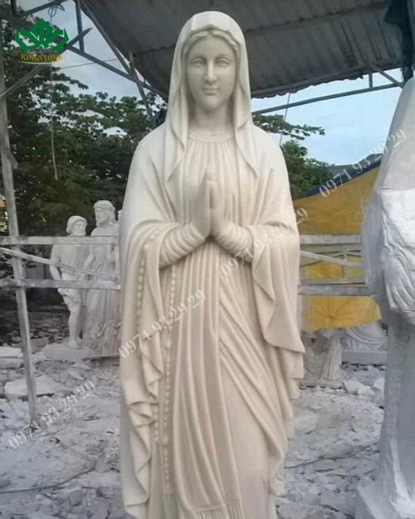 Tượng Mẹ Maria bằng đá